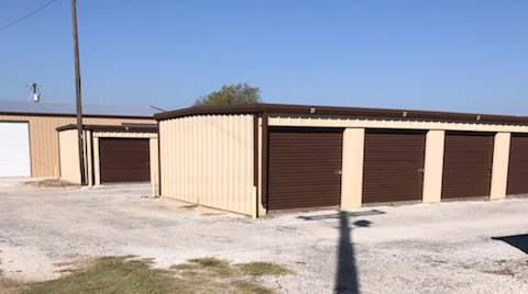 Large self-storage with roll-up doors and concrete drive in Van Alstyne, Texas. Elite Storage #2